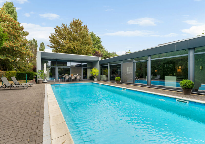 Architecturale villa met zwembad en parktuin