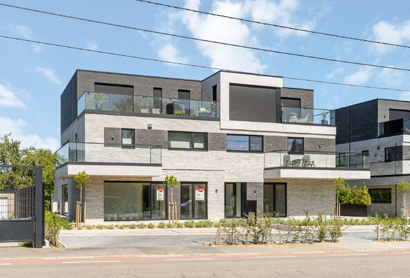 RIEMST - ZICHEN-ZUSSEN-BOLDER Visésteenweg 219. Residentie Renart: 12 state-of-te-art appartementen met comfort, afwerking en uitzonderlijke oppervlaktes als grootste troef. Elk appartement beschikt over 2 of 3 riante terrassen. Parkeerplaats bij te kope