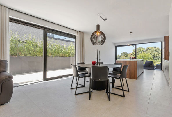 RIEMST - ZICHEN-ZUSSEN-BOLDER Visésteenweg 219. Residentie Renart: 12 state-of-te-art appartementen met comfort, afwerking en uitzonderlijke oppervlaktes als grootste troef. Elk appartement beschikt over 2 of 3 riante terrassen. Parkeerplaats bij te kope