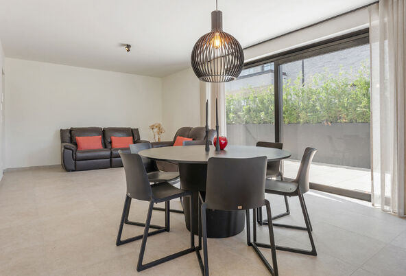 RIEMST - ZICHEN-ZUSSEN-BOLDER Visésteenweg 219. Residentie Renart: 12 state-of-te-art appartementen met comfort, afwerking en uitzonderlijke oppervlaktes als grootste troef. Elk appartement beschikt over 2 of 3 riante terrassen. Parkeerplaats bij te kope