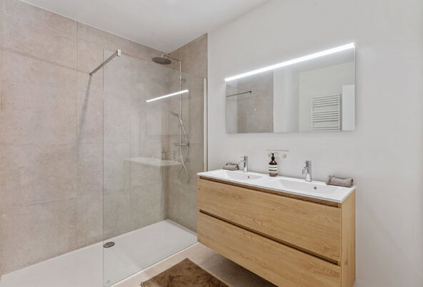 RIEMST - ZICHEN-ZUSSEN-BOLDER Visésteenweg 219. Residentie Renart: 12 state-of-te-art appartementen met comfort, afwerking en uitzonderlijke oppervlaktes als grootste troef. Elk appartement beschikt over 2 of 3 riante terrassen. Parkeerplaats bij te kope