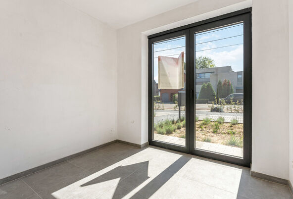 RIEMST - ZICHEN-ZUSSEN-BOLDER Visésteenweg 219. Residentie Renart: 12 state-of-te-art appartementen met comfort, afwerking en uitzonderlijke oppervlaktes als grootste troef. Elk appartement beschikt over 2 of 3 riante terrassen. Parkeerplaats bij te kope