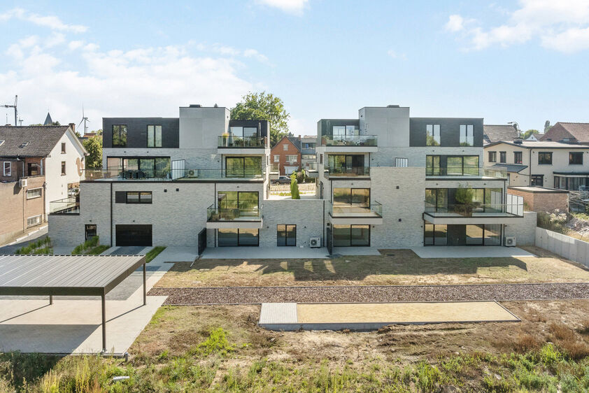 RIEMST - ZICHEN-ZUSSEN-BOLDER Visésteenweg 219. Residentie Renart: 12 state-of-te-art appartementen met comfort, afwerking en uitzonderlijke oppervlaktes als grootste troef. Elk appartement beschikt over 2 of 3 riante terrassen. Parkeerplaats bij te kope