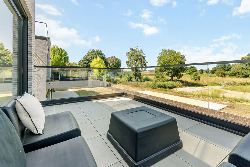 RIEMST - ZICHEN-ZUSSEN-BOLDER Visésteenweg 219. Residentie Renart: 12 state-of-te-art appartementen met comfort, afwerking en uitzonderlijke oppervlaktes als grootste troef. Elk appartement beschikt over 2 of 3 riante terrassen. Parkeerplaats bij te kope