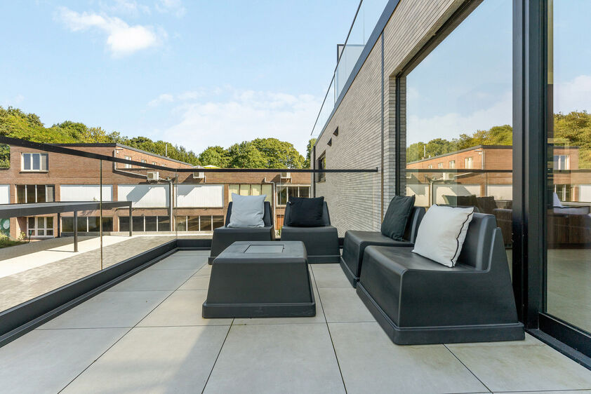 RIEMST - ZICHEN-ZUSSEN-BOLDER Visésteenweg 219. Residentie Renart: 12 state-of-te-art appartementen met comfort, afwerking en uitzonderlijke oppervlaktes als grootste troef. Elk appartement beschikt over 2 of 3 riante terrassen. Parkeerplaats bij te kope