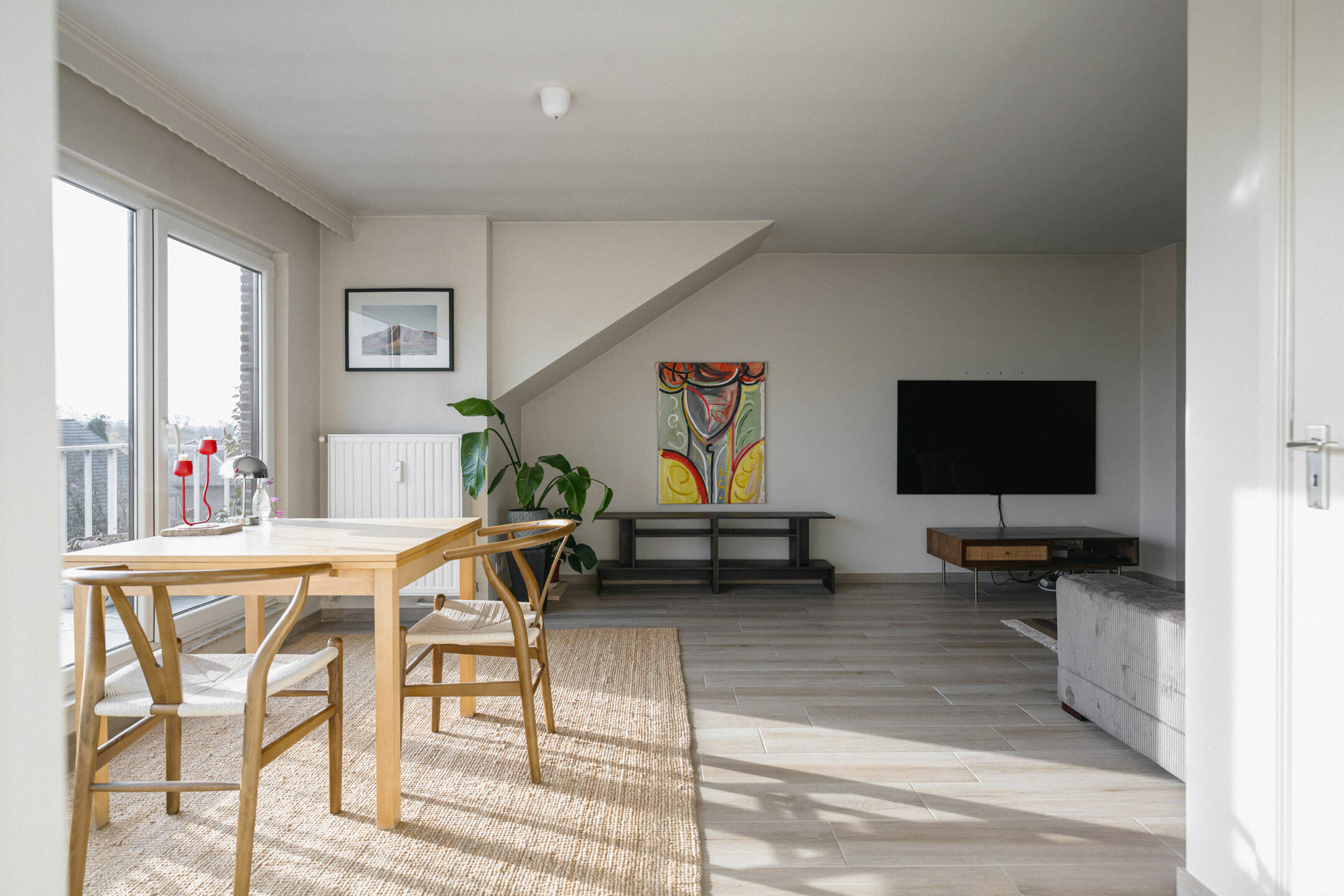 Volledig gerenoveerde keuken uitgerust met koelkast, ceramische kookplaat, afzuigkap en oven.Badkamer voorzien van inloopdouche, wandmeubel met lavabo en een toilet.Gelijkvloers: Autostandplaats.Gemeenschappelijke tuin.Kelder.Privatieve kelderberging (6,7