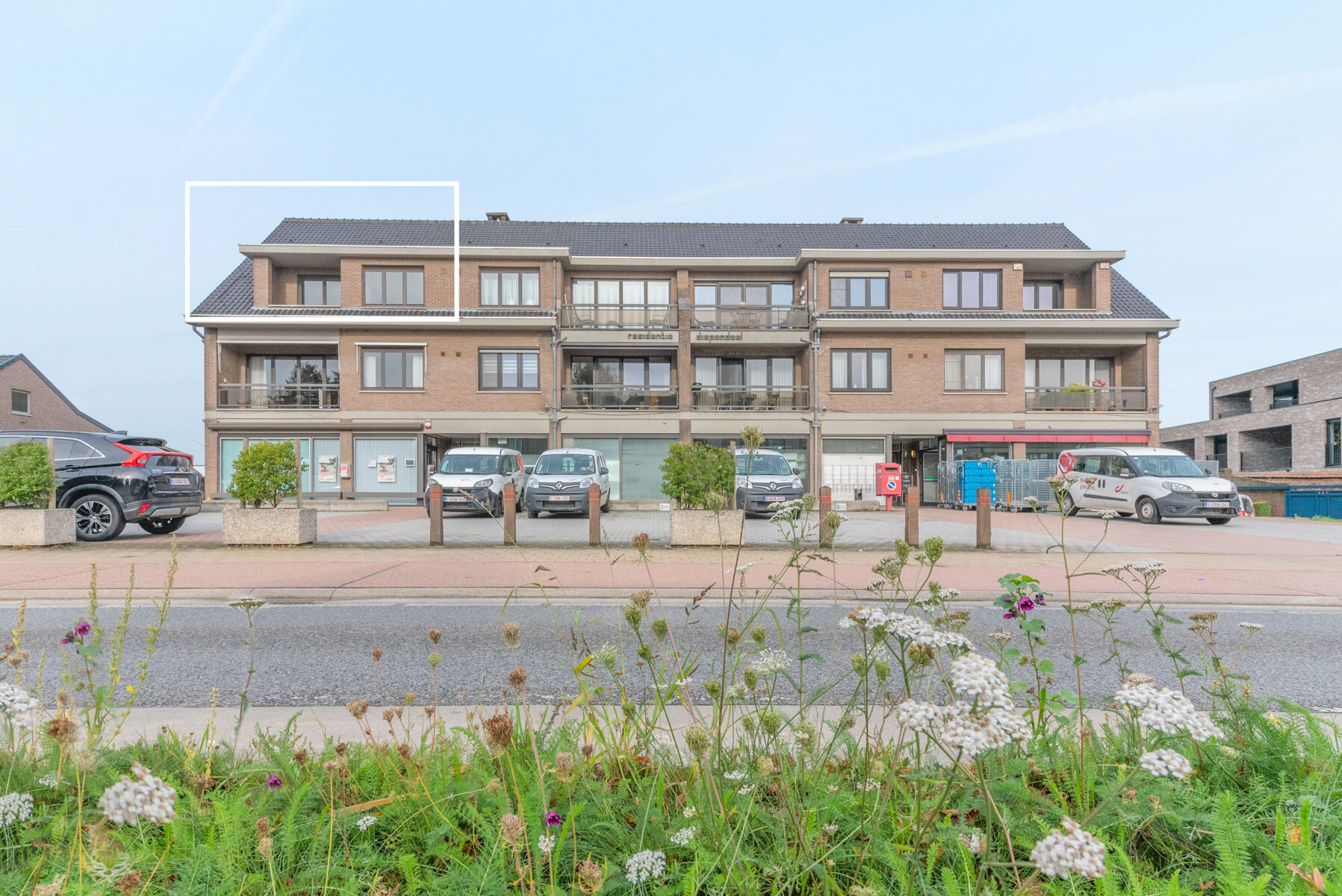 RIEMST Tongersesteenweg 4B 6, Riant 3-slaapkamer appartement met bijhorende kelder, zolder en garage in het centrum van Riemst. Bewoonbare opp: 117,8m2. - EPC: 279 kWh/m2. - steden. inl. in aanvraag. - P:A, G: A. Vraagprijs: € 189.000 k.k.