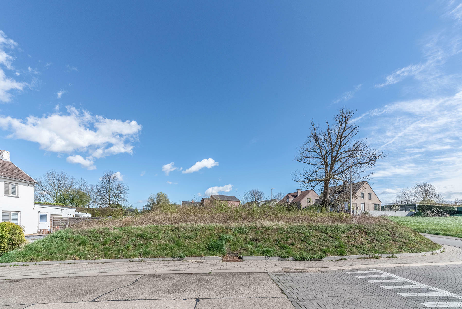 RIEMST – ZICHEN-ZUSSEN-BOLDER Jehennestraat 7a & 7b. Verkaveling van twee bouwpercelen geschikt voor halfopen bebouwing, 4a03ca en 4a83ca. Oriëntatie NO. – Stedenb. Inl. in aanvraag. Vraagprijs: vanaf 75.000 k.k.