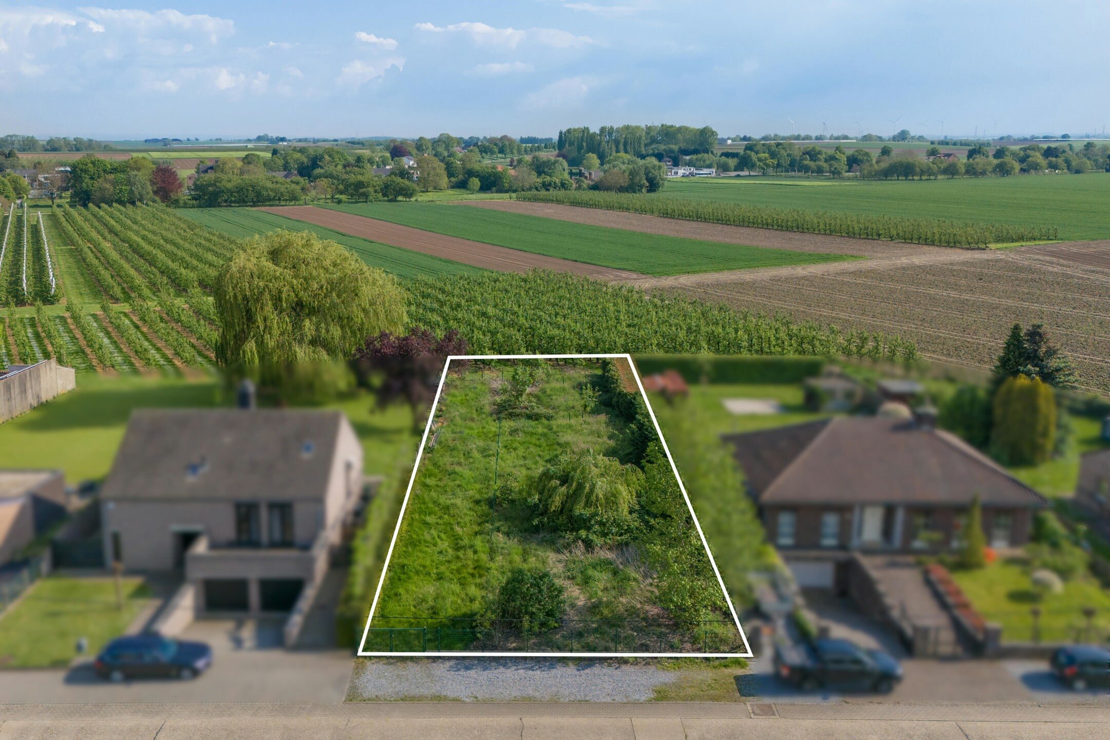 RIEMST - LAFELT Omloopstraat 33. Zuidelijk georiënteerd bouwperceel van 9a90ca, geschikt voor open bebouwing en gelegen op een bijzonder rustige locatie met een vrij uitzicht. Perceelbreedte 18m - Wg, Gvg, Gmo, Gvk, Vv. - P: A. Vraagprijs: 185.000 k.k.