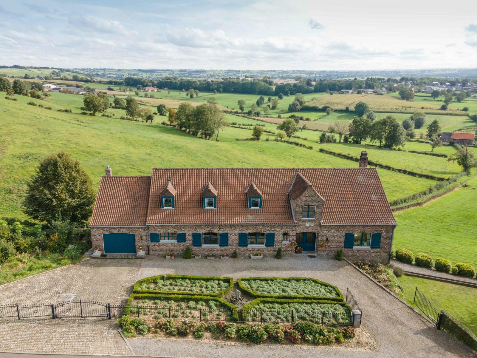 AUBEL Côte de Hagelstein 30. Uitzonderlijke villa met 6 à 8 slpk, een royale werkplaats en een uniek uitzicht over de groene omgeving. Renovatie in 2001. - Woonopp: 510m2. - EPC: 171 kWh/m2. Vraagprijs: 795.000 k.k.