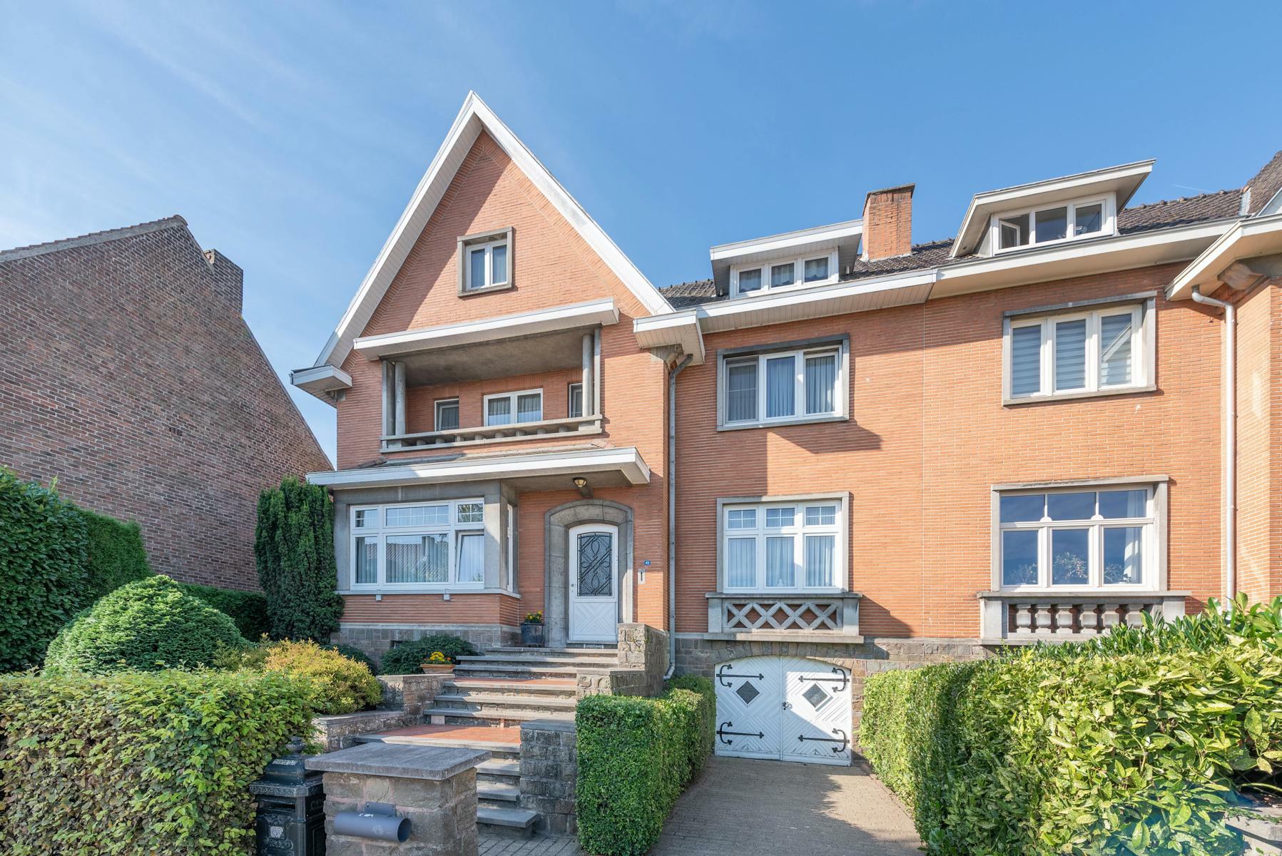 RIEMST Visésteenweg 40. Charmante en uitstekend onderhouden jaren 40 woning, met een royale woonopp. van 247m2. 4 Slpk, - EPC: 345 kWh/m2 - Wg + Ag, Vg, Gmo, Gvk, Gvv. Vraagprijs: 349.000 k.k.