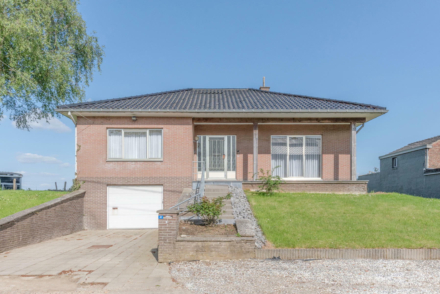 RIEMST - HEUKELOM Heukelommerweg 41. Bungalowwoning met 3 slpk en inpandige garage op een perceel van 9a90ca. Rustig gelegen, vlakbij Maastricht, uniek uitzicht! - EPC: 682 kWh/m2. - WG, Vg, Gmo, Gvv, Gvk. - P: A, G:A. Vraagprijs: 295.000 k.k.