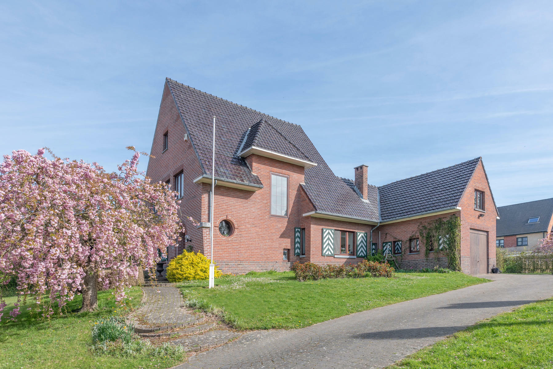RIEMST - HERDEREN Tolstraat 12. Riante jaren 40 villa met een woonopp. van 258m2 en 5 slaapkamers, gelegen op een residentiële locatie. Perceel 12a14ca. - EPC: 592 kWh/m2. - Wg, Gvg, Gmo, Gvk, Gvv. Vraagprijs: 319.000 k.k.
RIEMST - HERDEREN Tolstraat 12
