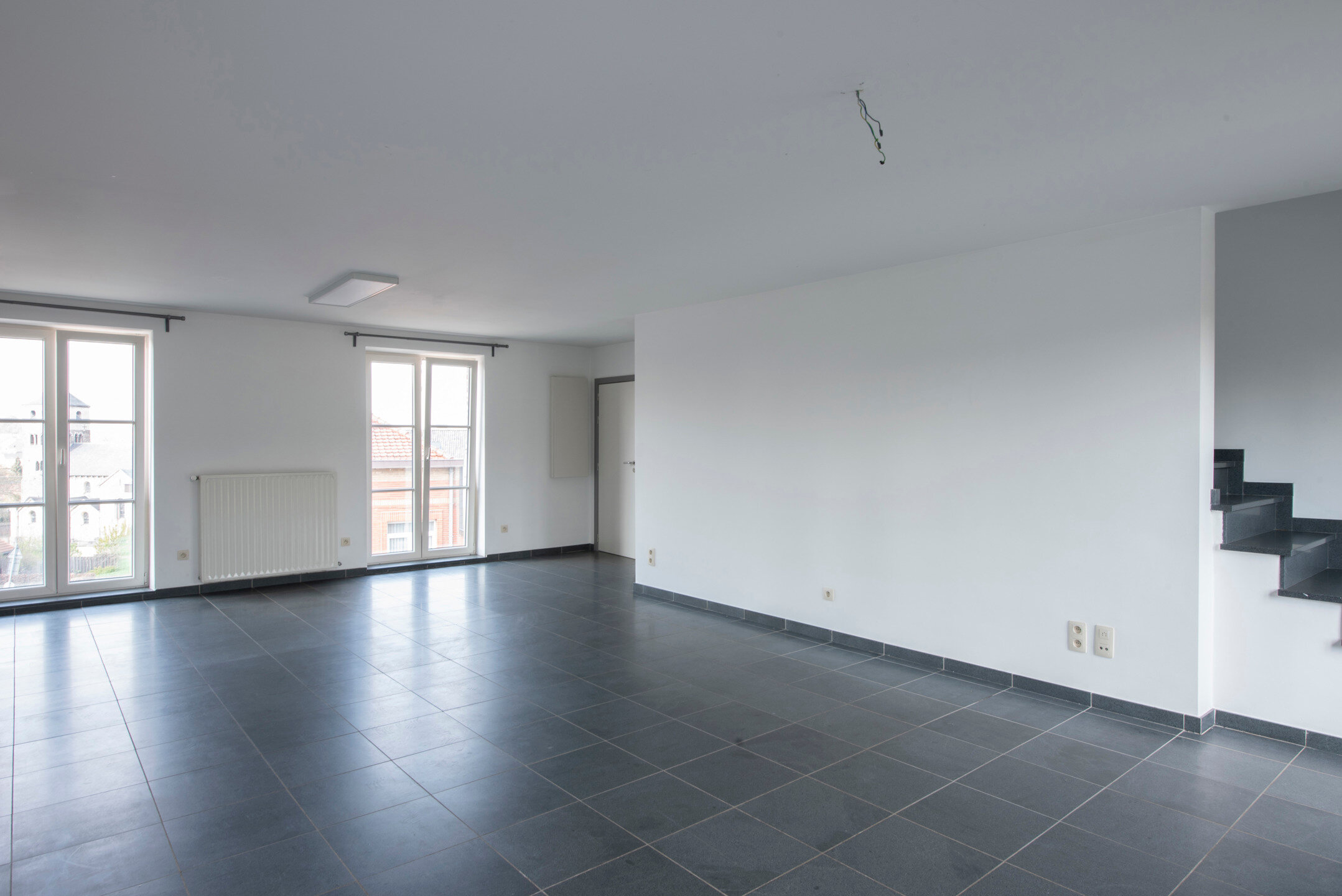 Charmant duplex-appartement met 2 slaapkamers in rustig Sluizen

Comfortabel wonen in een karaktervol voormalig schoolgebouw, op een rustige locatie vlak bij Tongeren, Maastricht en Luik.

Dit verzorgde duplex-appartement bevindt zich op de eerste verdiep