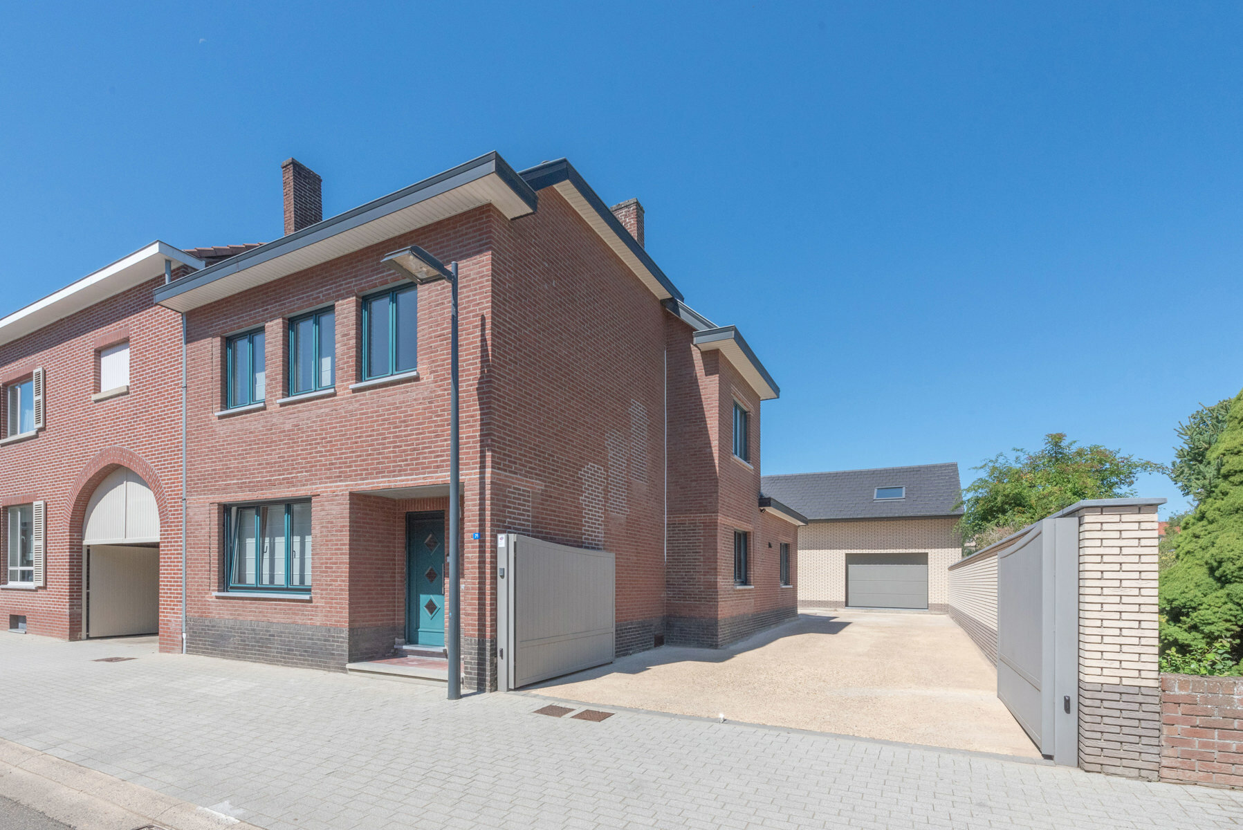 RIEMST - VLIJTINGEN Sint-Albanusstraat 71. Volledig gerenoveerde gezinswoning met guesthouse / ingerichte werkplek, garage, carport en berging. Totale opp: 316m2. - EPC: 259 kWh/m2. - Wg, Vg, Gmo, Gvk, Gvv. - P: D, G: D. Vraagprijs: 398.000 k.k.
RIEMST