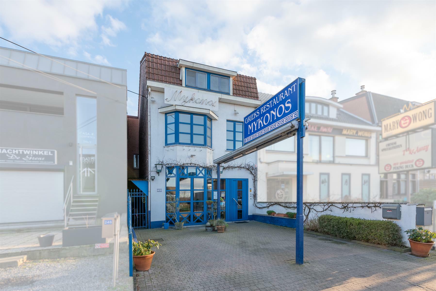 RIEMST - VROENHOVEN Maastrichtersteenweg 244. Horecazaak met riante woongelegenheid, commercieel gunstig gelegen, vlakbij Maastricht. Totale opp: 343 m2. - EPC: 216 kWh/m2. - Wg, Vg, Gmo, Gvv, Gvk. -P: A, G: A. Vraagprijs: 450.000 k.k.
RIEMST - VROENHOVE