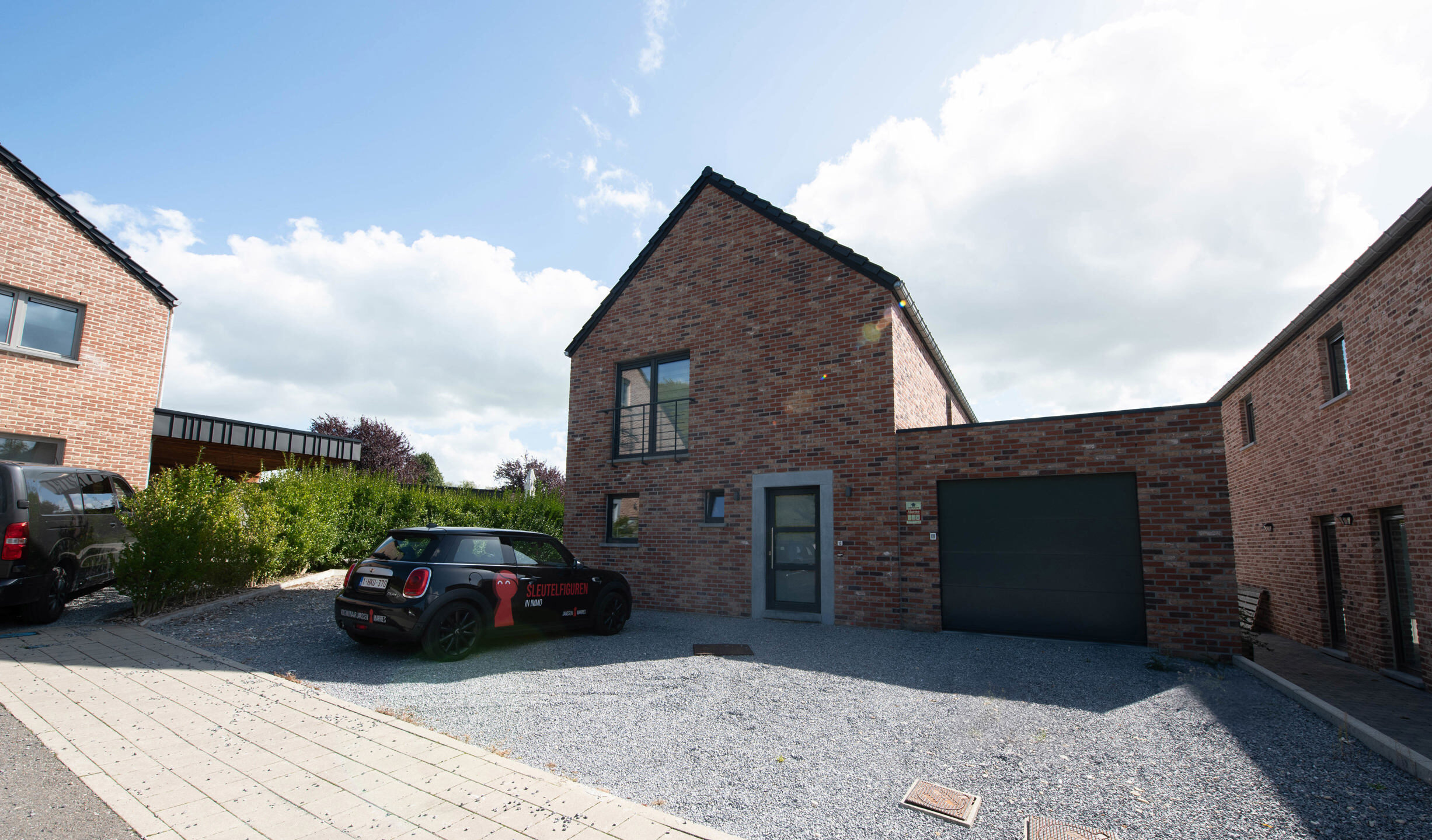 en toegang naar het terras aan de achterzijde. Oppervlakte: 21,0m². VERDIEPING 1 > Nachthal. Masterbedroom met ruimte voor dressing. Oppervlakte: 18,9m². 2 Kleinere slaapkamers 14,5m² - 13,8m². Luxueuze badkamer voorzien van inloopdouche en 2 wastafel