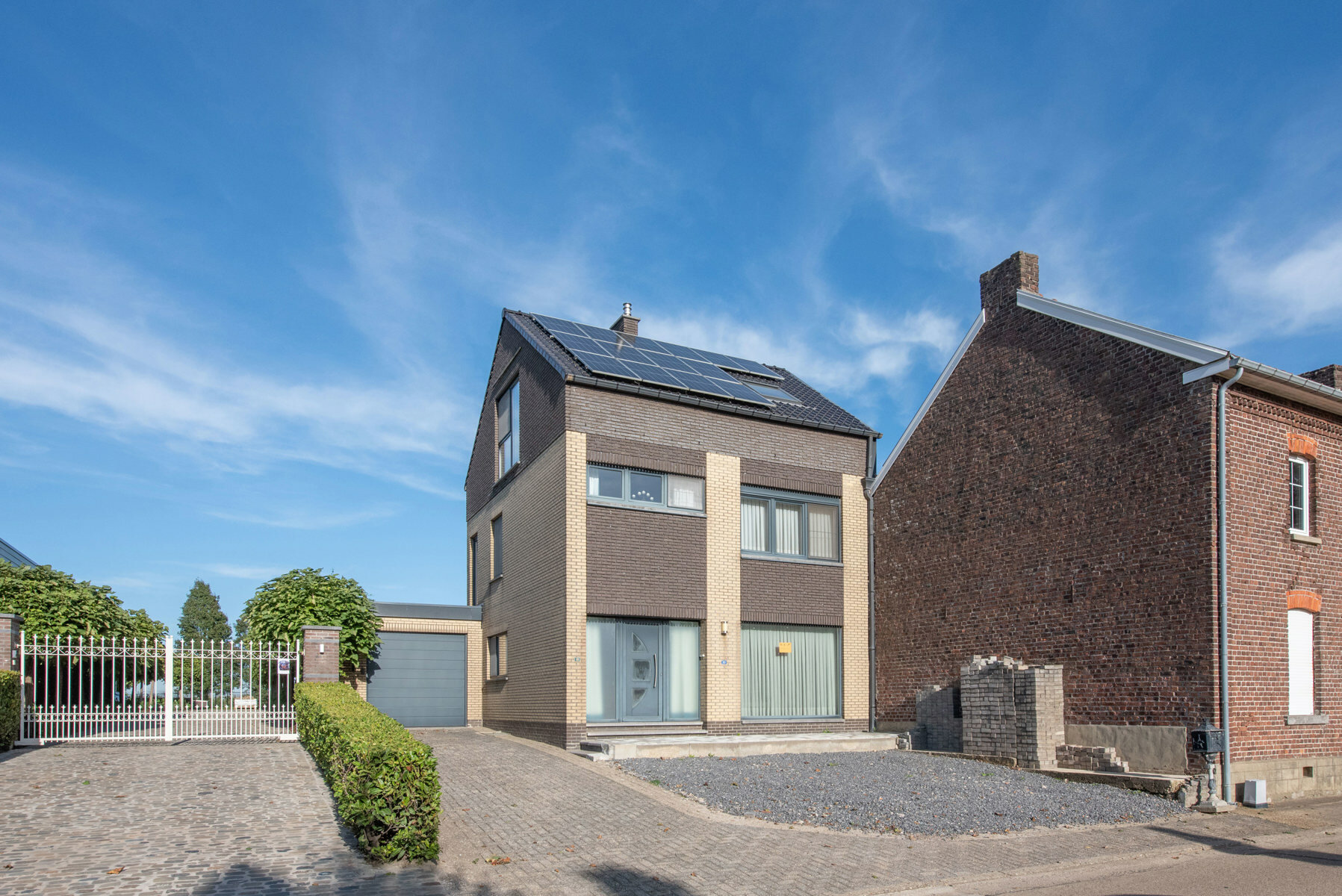 BILZEN - ROSMEER Hoogstraat 30. Verrassend ruime en energiezuinige gezinswoning met label B, op een perceel van 12a75 ca met vrij zicht. 4 slpk, 2 bdk. Grondig gerenoveerd in 2014. - EPC: 129 kWh/m2. - Steden. inl. in aanvraag. - P: A, G:A. Vraagprijs: