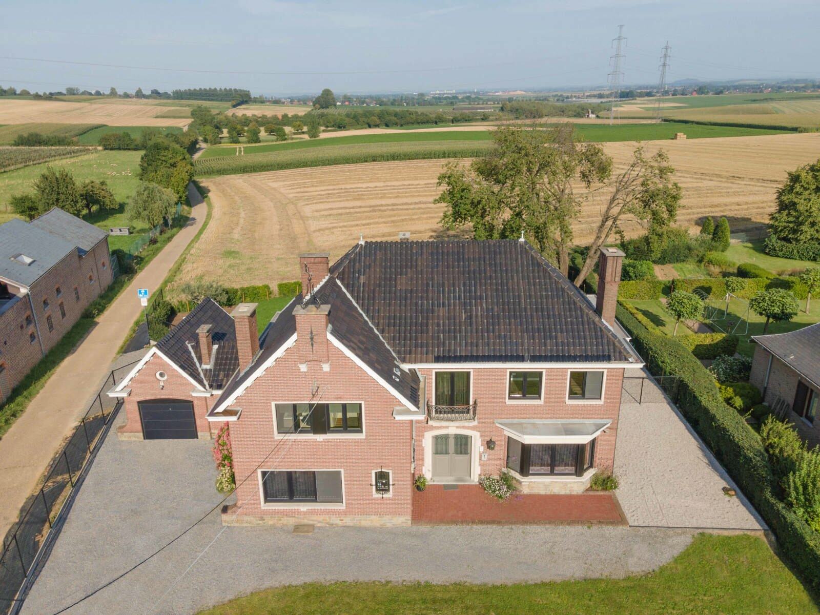 BILZEN - KLEINE SPOUWEN Rode Kruislaan 104. Stijlvolle villa met een royale woonoppervlakte van 252,4m2 en een bijzonder uitzicht. 4 Slpk, luxe badkamer en garage. Perceelopp 12a39ca. - EPC: 236 kWh/m2. - Wg, Gvg, Gmo, Gvk, Gvv. - P:A, G: A. Vraagprijs: