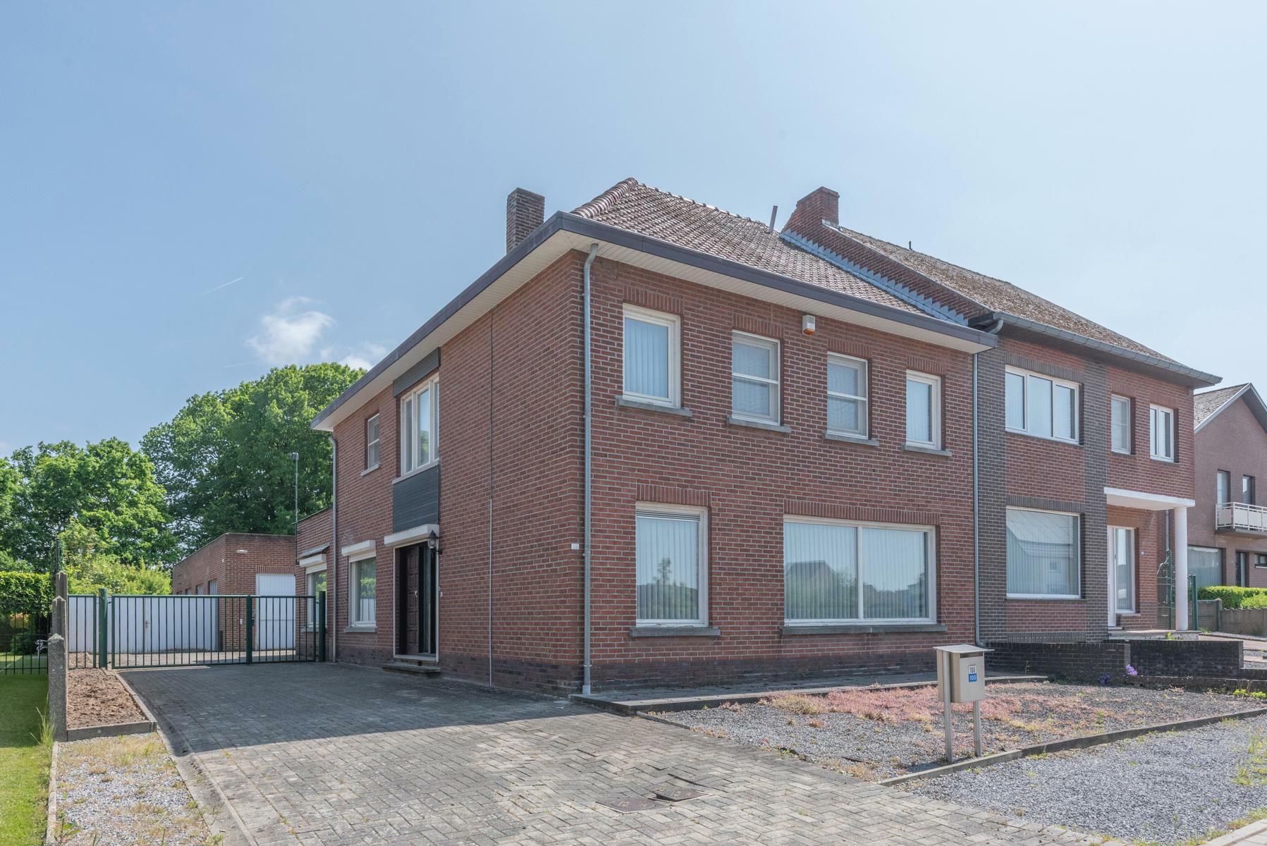 LANAKEN Wijngaardstraat 100. Opmerkelijk ruime gezinswoning met riant multifunctioneel bijgebouw, gelegen op een mooi perceel van 8a94ca. 4 slaapkamers, 2 badk. - EPC: 412kWh/m2. - Wg, Vg, Gmo, Gvv, Gvk. - P: A, G: A. Vraagprijs: € 319.000 k.k.
LANAKE