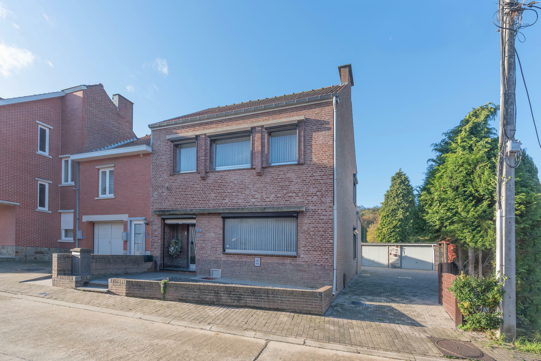 RIEMST - KANNE Oudeweg 19. Halfopen woonhuis te Kanne met o.a. 3 slaapkamers, een dubbele garage en een royaal perceel van 9a84ca. Totale oppervlakte: 305m2. - EPC: 303 kWh/m2. - Wg, Gvg, Gmo, Gvk, Gvv. - P: A, G: A. Vraagprijs: 285.000
RIEMST - KANNE Oud