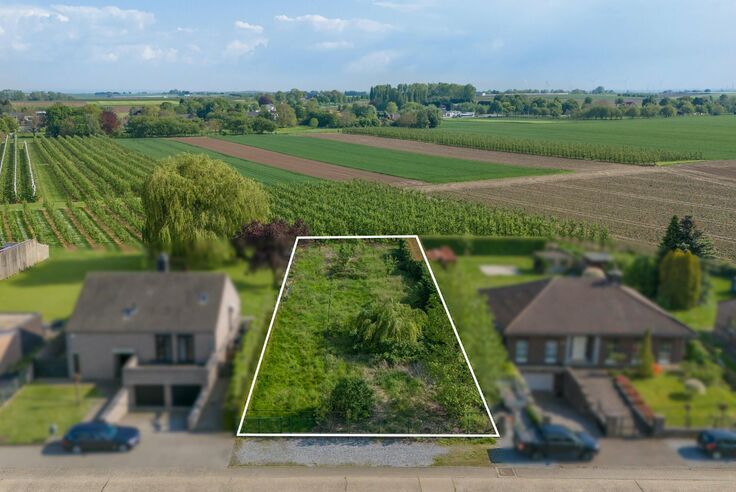 RIEMST - LAFELT Omloopstraat 33. Zuidelijk georiënteerd bouwperceel van 9a90ca, geschikt voor open bebouwing en gelegen op een bijzonder rustige locatie met een vrij uitzicht. Perceelbreedte 18m - Wg, Gvg, Gmo, Gvk, Vv. - P: A. Vraagprijs: 185.000 k.k.