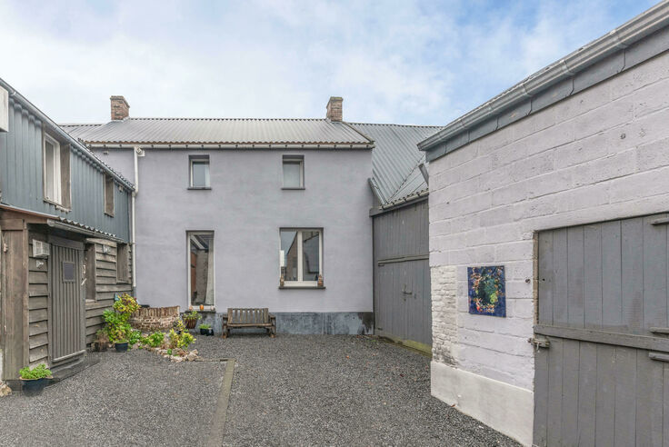 RIEMST - VALMEER Grote Straat 93. Uniek woonhuis met een riante schuur + stallen en zonnepanelen, op een perceel van 24a69ca. Grondig gerenoveerd in 2011. - EPC: 158 kWh/m2. - Wg, Gvg, Gmo, Gvk, Gvv. - P: A, G: A Vraagprijs: 335.000 k.k.