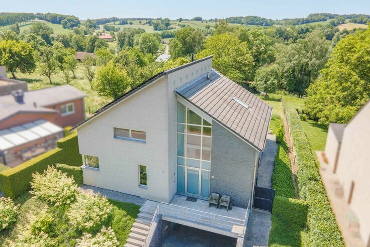 VOEREN ST.-MARTENS-VOEREN Knap 10. Opmerkelijke villa op een mooi perceel van 9a21ca op een rustige locatie. Deze moderne villa met 4 slpk's, is een mix van tijdloos design, comfort en duurzaamheid. Woonopp: 446m2. - EPC: 69 kWh/m2. - Wg, Vg, Gmo, Gvk, Gv