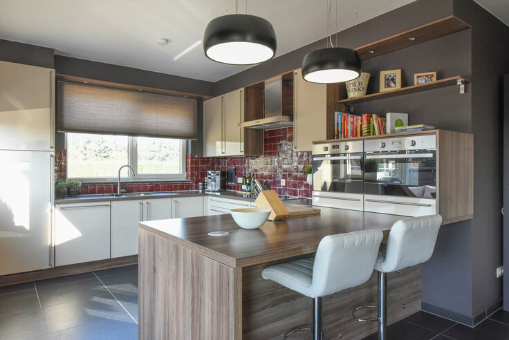 voorzien van de volgende apparatuur: koelkast, inductie, oven, combi & micro, vaatwasser, afzuigkap & diepvriezer. Daarnaast beschikt deze keuken over extra veel kastruimte. Het riante terras van 23m&sup2; is zuidelijke geori&euml;nteerd & voorzien van zonneluife