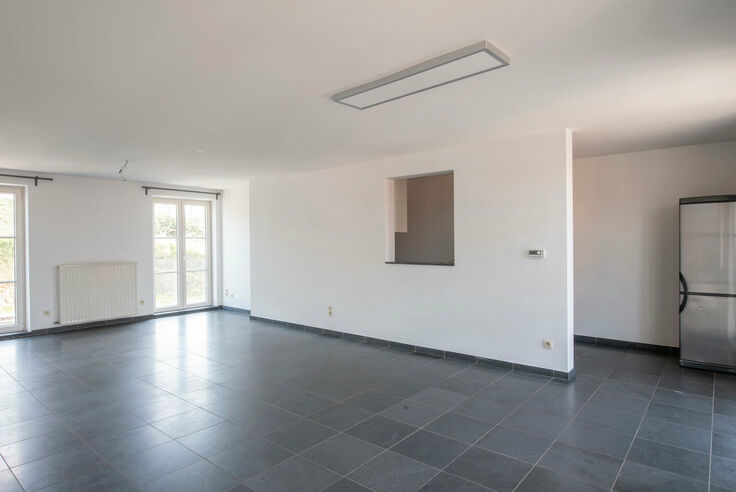 Charmant duplex-appartement met 2 slaapkamers in rustig Sluizen

Comfortabel wonen in een karaktervol voormalig schoolgebouw, op een rustige locatie vlak bij Tongeren, Maastricht en Luik.

Dit verzorgde duplex-appartement bevindt zich op de eerste verdiep