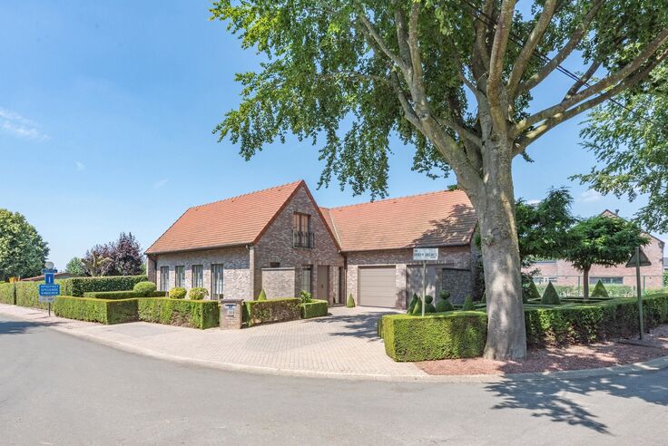 RIEMST - VLIJTINGEN. Mgr. Simenonlaan 13. Royale, en uitstekend onderhouden gezinswoning op een rustig gelegen perceel van 8a16ca. 232m2 woonopp, 3 Slpk, 2 badk, dubbele garage. - EPC: 285 kWh/m2 - Vg, Wg, Gmo, Gvk, Gvv. - P: A, G: A. Vraagprijs: € 565.