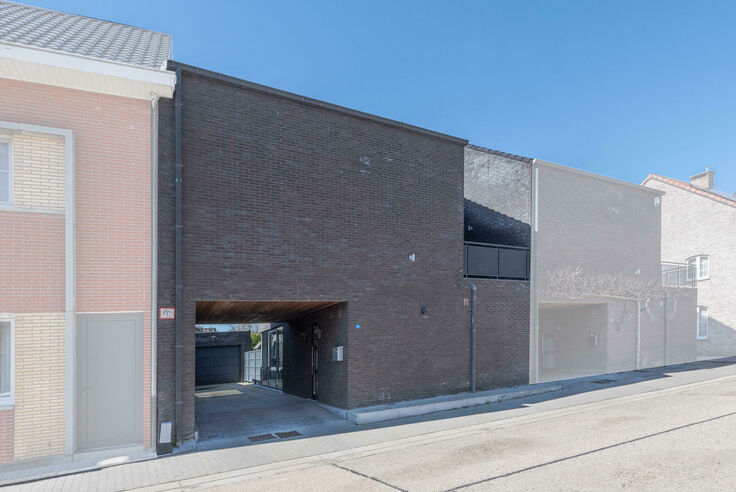 RIEMST - ZICHEN-ZUSSEN-BOLDER Kwartelstraat 13. Verrassend ruime én energiezuinige gezinswoning met 5 slaapkamers en garage op een perceel van 4a53ca. Bouwjaar 2011. - EPC: 198 kWh/m2. - Wg, Vg, Gmo, Gvk, Gvv. - P: C G:B Vraagprijs: 359.000 k.k.
