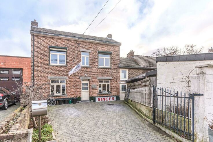 VOEREN - MOELINGEN Withuisstraat 4. Sfeervol gerenoveerde gezinswoning met een riante woonoppervlakte en 5 slaapkamers, op 10min van Maastricht! Renovatiejaar: 2012. - EPC: 223 kWh/m2. - Wg, Vg, Gmo, Vk, Gvv. - P: B, G: A. Vraagprijs: 325.000 k.k. 
VOEREN