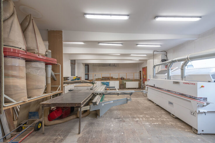 BILZEN - SPOUWEN Keistraat 42. Stijlvol afgewerkte gezinswoning met 178m2 woonopp + royale werkplaats van 186m2. 3 Slaapk + 3 badk. Perceelopp 4a23ca. - EPC: 219 kWh/m2. - Wg, Vg, Gmo, Gvk, Gvv. - P: A, G: A. Vraagprijs: € 529.000 k.k.
