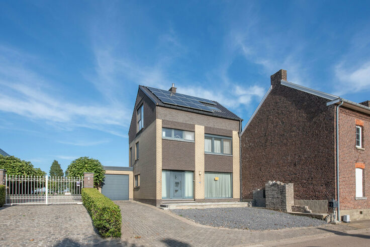 BILZEN - ROSMEER Hoogstraat 30. Verrassend ruime en energiezuinige gezinswoning met label B, op een perceel van 12a75 ca met vrij zicht. 4 slpk, 2 bdk. Grondig gerenoveerd in 2014. - EPC: 129 kWh/m2. - Steden. inl. in aanvraag. - P: A, G:A. Vraagprijs: 