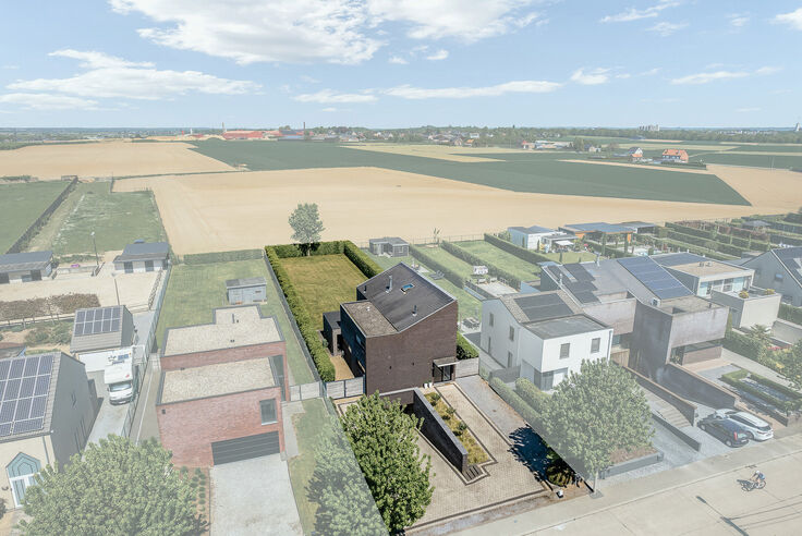 dankzij de grote tuingerichte raampartijen (Schüco). Ruime berging / wasplaats, opp. 12,4 m². VERDIEPING 1 > Nachthal. Masterbedroom van 21,32 m² met een bijzonder mooi uitzicht op de landelijke omgeving. Het hoge plafond tot in de nok van het dak maak