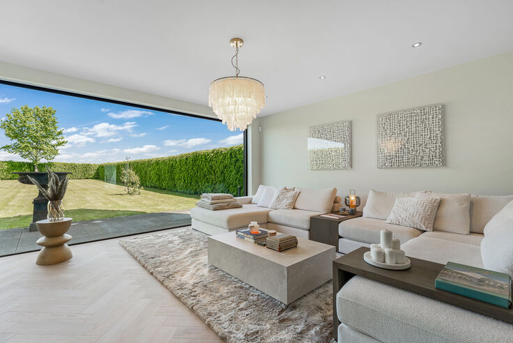dankzij de grote tuingerichte raampartijen (Schüco). Ruime berging / wasplaats, opp. 12,4 m². VERDIEPING 1 > Nachthal. Masterbedroom van 21,32 m² met een bijzonder mooi uitzicht op de landelijke omgeving. Het hoge plafond tot in de nok van het dak maak