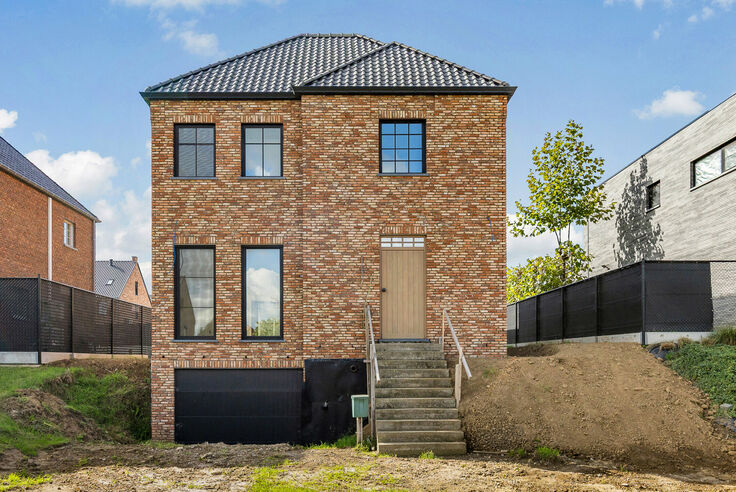 RIEMST - Zichen-Zussen-Bolder Paniszouw 12. Riante nieuwbouwwoning ontworpen in tijdloze pastorijstijl en volledig in te richten naar jouw smaak. 390m2 Woonoppervlakte. 3 slpk, 2 bdk. - EPC:  34,5 kWh/m2. - Vg, Wg, Gmo, Gvk, Vv. - P: A, G: A. Vraagprijs: 