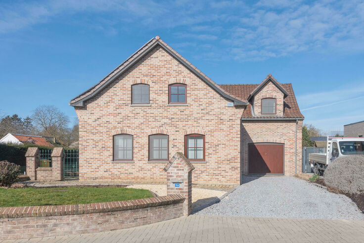 RIEMST ZICHEN-ZUSSEN-BOLDER Kwartelstraat 15A. Instapklare gezinswoning met een totale oppervlakte van 319m2, op een royaal perceel van 13a40ca. 3 Slpk & garage. - EPC: 294 kWh/m2. - Wg, Vg, Gmo, Gvk, Gvv. - P: D, G: A Vraagprijs: 395.000 k.k.