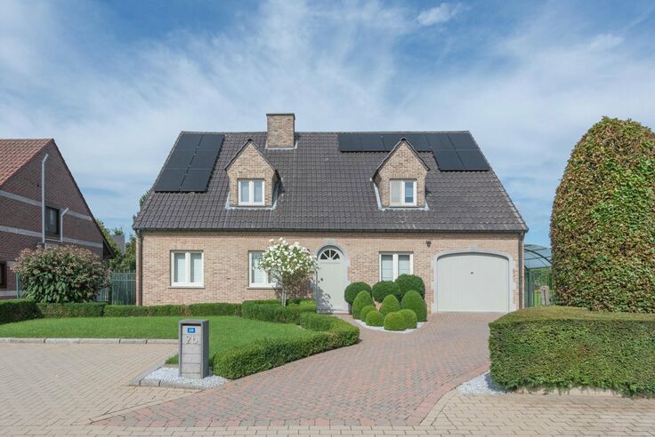 RIEMST - VLIJTINGEN Panisveld 2B. Energiezuinige (label B) en riante gezinswoning met 335,5m2 woonopp. en een zonrijke tuin. Perceel van 11a72ca. Uitstekend onderhouden, luxe keuken & badk. - EPC: 186 kWh/m2. - Wg, Vg, Gmo, Gvk, Vv. - P: A, G: A. Vraagpri