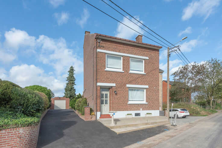 RIEMST - Zichen- Zussen-Bolder. Burchtstraat 1. Halfvrijstaande gezinswoning met garage, op een royaal perceel van 9a46ca. 4 Slaapkamers. Totale opp: 286m2. - EPC: 682 kWh/m2. - Stedenb. inl. in aanvraag. - P: A, G: A. Vraagprijs: 259.000 k.k.