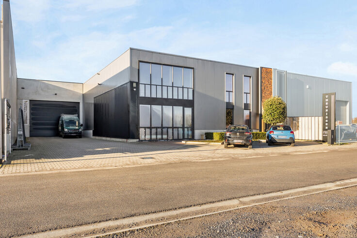 Kantoren & magazijn te koop in Riemst