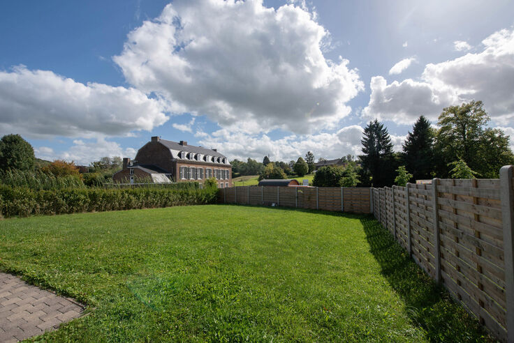 et accès à la terrasse à l’arrière. Superficie: 21.0m2. ÉTAGE 1 > Hall de nuit. Masterbedroom avec assez d'espace pour dressing. Superficie: 18.9m2. 2 Chambres: 14,5m² et 13,8m². Salle de bains luxueuse avec douche de plain-pied et 2 éviers. Toi