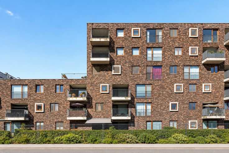 Instapklare penthouse met zonnig dakterras in hartje Bilzen

Op de bovenste verdieping van een verzorgde residentie aan de Sint-Lambertuslaan 32 ligt deze lichtrijke penthouse met een bewoonbare oppervlakte van 105 m&sup2;. Grote raampartijen zorgen de hele d