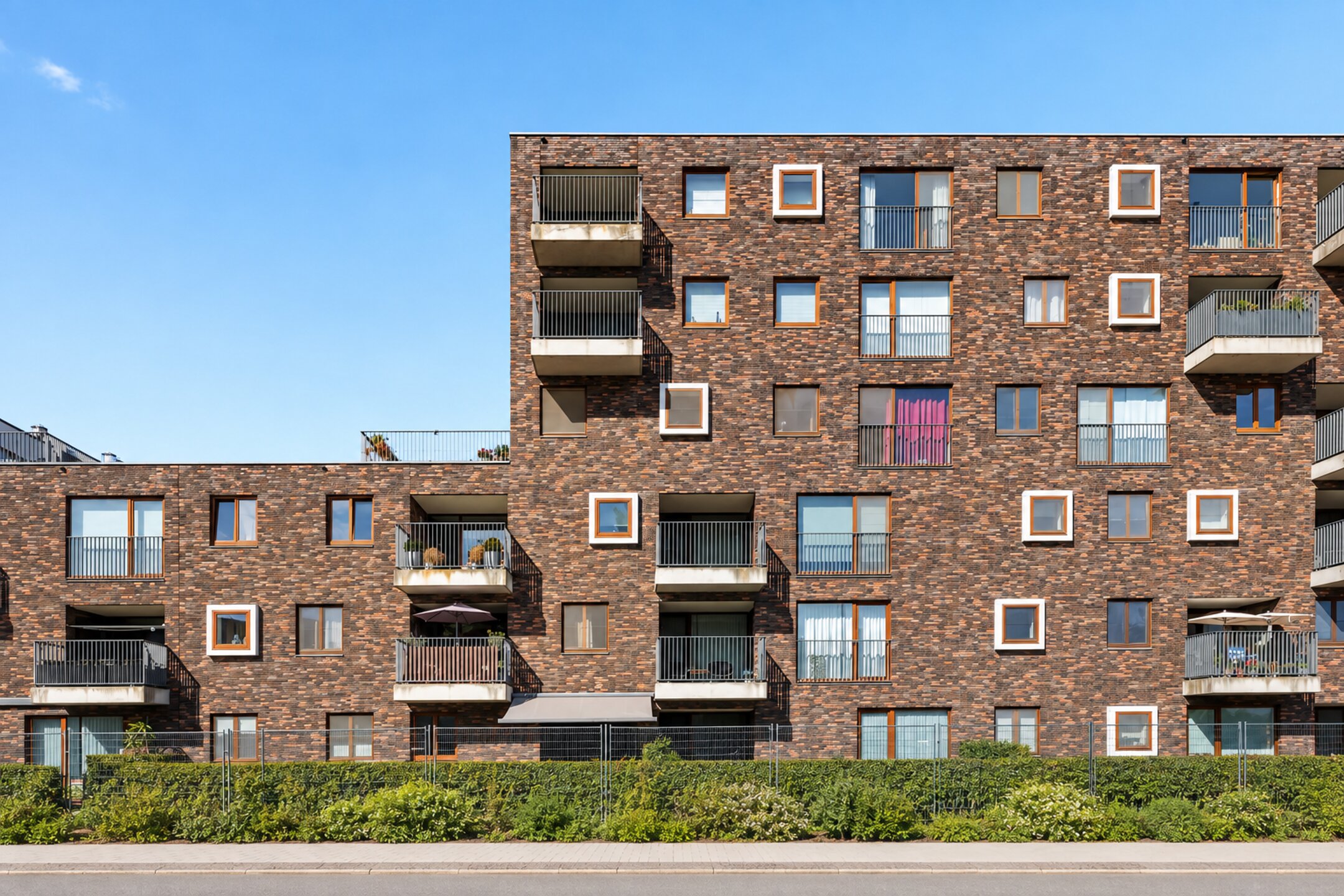 Instapklare penthouse met zonnig dakterras in hartje Bilzen

Op de bovenste verdieping van een verzorgde residentie aan de Sint-Lambertuslaan 32 ligt deze lichtrijke penthouse met een bewoonbare oppervlakte van 105 m&sup2;. Grote raampartijen zorgen de hele d