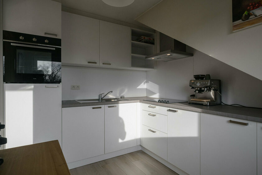 Volledig gerenoveerde keuken uitgerust met koelkast, ceramische kookplaat, afzuigkap en oven.Badkamer voorzien van inloopdouche, wandmeubel met lavabo en een toilet.Gelijkvloers: Autostandplaats.Gemeenschappelijke tuin.Kelder.Privatieve kelderberging (6,7