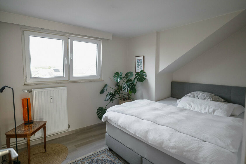 Volledig gerenoveerde keuken uitgerust met koelkast, ceramische kookplaat, afzuigkap en oven.Badkamer voorzien van inloopdouche, wandmeubel met lavabo en een toilet.Gelijkvloers: Autostandplaats.Gemeenschappelijke tuin.Kelder.Privatieve kelderberging (6,7