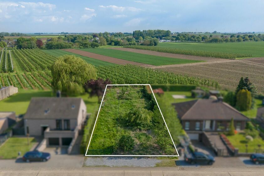 RIEMST - LAFELT Omloopstraat 33. Zuidelijk georiënteerd bouwperceel van 9a90ca, geschikt voor open bebouwing en gelegen op een bijzonder rustige locatie met een vrij uitzicht. Perceelbreedte 18m - Wg, Gvg, Gmo, Gvk, Vv. - P: A. Vraagprijs: 185.000 k.k.