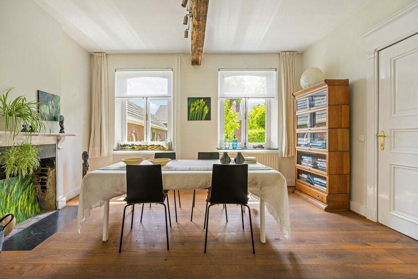 gesepareerd door stijlvolle houten deuren. Links van de hal is er een aangename zithoek en een moderne leefkeuken (2012), compleet uitgerust met kwalitatieve apparatuur. Verder is er een hal die leidt naar de berging en de linker aanbouw. Toilet. 1e VERDI