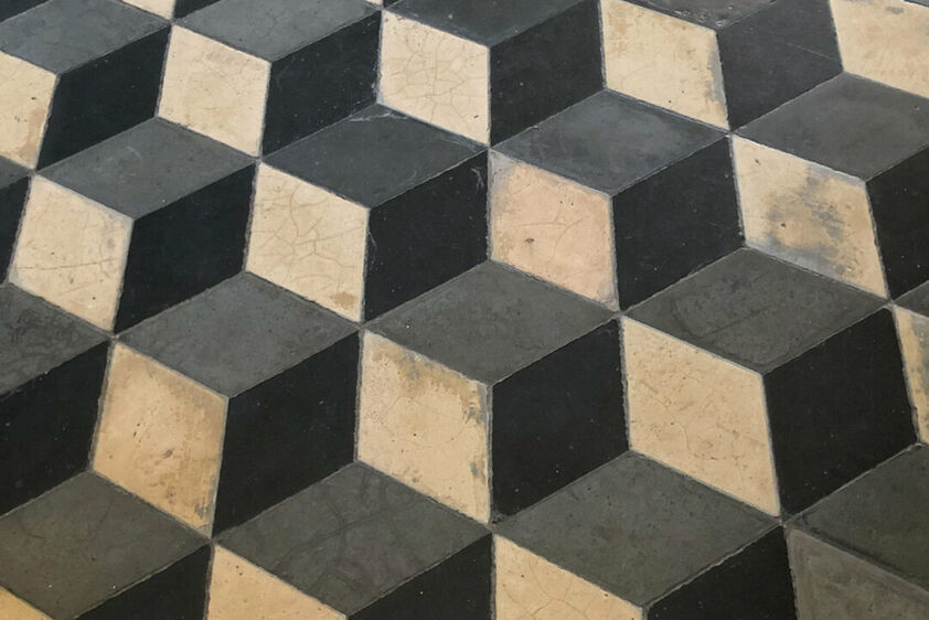 gesepareerd door stijlvolle houten deuren. Links van de hal is er een aangename zithoek en een moderne leefkeuken (2012), compleet uitgerust met kwalitatieve apparatuur. Verder is er een hal die leidt naar de berging en de linker aanbouw. Toilet. 1e VERDI